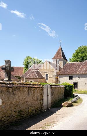 Una strada a Nohant-Vic con una vista della chiesa, Indre, Centre-Val de Loire, Francia Foto Stock