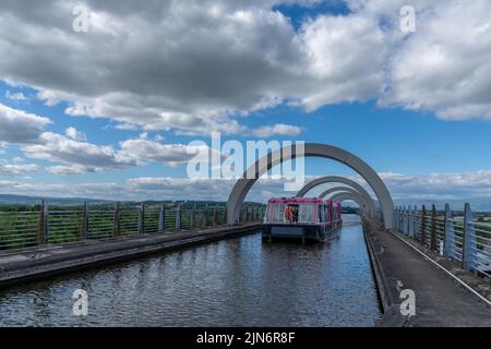 Falkirk, Regno Unito - 19 giugno 2022: Vista di una crociera turistica in barca sul Canal Union dopo la partenza. Il sollevatore idraulico dell'imbarcazione Falkirk Wheel Foto Stock