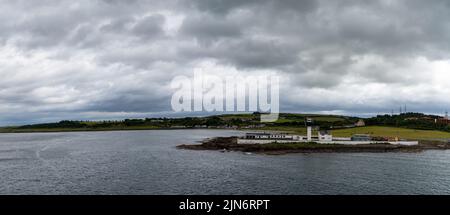 Larne, Regno Unito - 6 luglio 2022: Vista panoramica del faro di Ferris Point a Larne Harbour Foto Stock