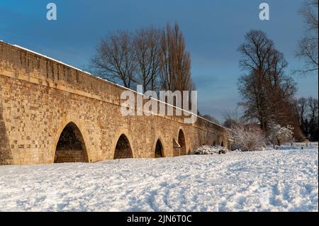 Guardando il ponte che conduce a Crowmarsh Gifford, Wallingford, Oxfordshire Foto Stock