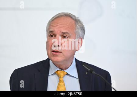 Vienna, Austria. 9th ago 2022. Conferenza stampa con il FPÖ (Freedom Party Austria) candidato all'elezione del Presidente federale austriaco Walter Rosenkranz nel centro stampa di FPÖ Foto Stock