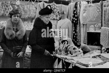 La Regina Maria e la Principessa reale Visita la Mostra degli uomini per disabili di guerra - la Regina Maria con la Principessa reale guardando i giocattoli allo stand di St. Dunstan. La Regina Maria, accompagnata dalla Principessa reale, questa mattina ha visitato la mostra e la vendita di beni realizzati da uomini disabili di guerra presso l'istituto imperiale di Kensington, che viene aperto venerdì dalla duchessa del Kent. Novembre 03, 1937. (Foto di Keystone). Foto Stock