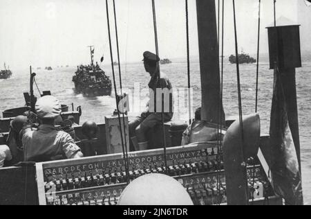 Allied Invasion Armada Sets Sail for Sicily -- Sicily bound. Velieri alleati che lasciano un porto d'invasione nordafricano sulla loro strada per aprire la 'Fortezza Europa'. Luglio 14, 1943. (Foto di British Official Photo). Foto Stock