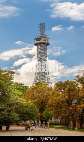 Petrin Lookout Tower a Praga, repubblica Ceca Foto Stock