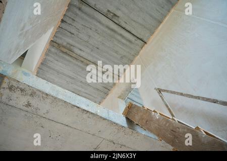 Foto delle scale al secondo piano in casa incompiuta Foto Stock