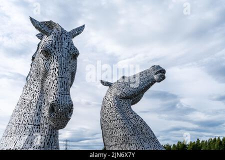 Falkirk, Regno Unito - 20 giugno 2022: I Kelpies di Falkirk sotto un cielo sovrasparato espressivo Foto Stock