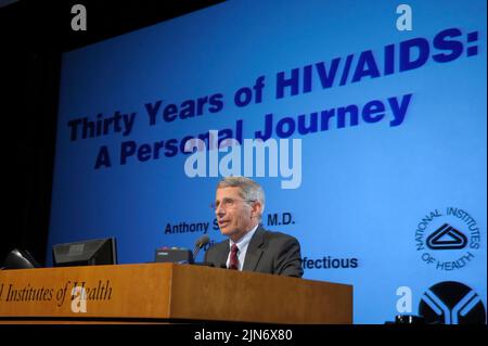 Il Dr. Anthony S. Fauci parla di 30 anni di HIV/AIDS il 31 maggio 2011, il Direttore della NIAID Anthony S. Fauci, M.D. ha tenuto una conferenza speciale per commemorare il 30th° anniversario dei primi casi segnalati di quello che ora è noto come AIDS. Intitolata, “30 anni di HIV/AIDS: Un viaggio personale”, la conferenza si è svolta a Masur Auditorium, nel campus NIH di Bethesda, Maryland. Durante il suo discorso, il Dott. Fauci, che è stato strettamente coinvolto nella lotta contro l'HIV/AIDS da quando è iniziato, ha descritto le sue esperienze personali come medico, ricercatore capo dell'HIV/AIDS e amministratore scientifico. Credito: NIAID Foto Stock