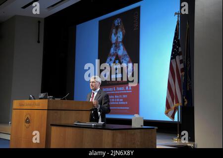 Il Dr. Anthony S. Fauci parla di 30 anni di HIV/AIDS il 31 maggio 2011, il Direttore della NIAID Anthony S. Fauci, M.D. ha tenuto una conferenza speciale per commemorare il 30th° anniversario dei primi casi segnalati di quello che ora è noto come AIDS. Intitolata, “30 anni di HIV/AIDS: Un viaggio personale”, la conferenza si è svolta a Masur Auditorium, nel campus NIH di Bethesda, Maryland. Durante il suo discorso, il Dott. Fauci, che è stato strettamente coinvolto nella lotta contro l'HIV/AIDS da quando è iniziato, ha descritto le sue esperienze personali come medico, ricercatore capo dell'HIV/AIDS e amministratore scientifico. Credito: NIAID Foto Stock