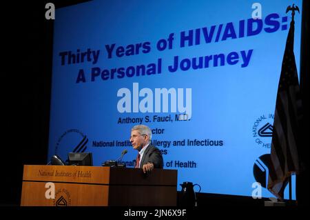 Il Dr. Anthony S. Fauci parla di 30 anni di HIV/AIDS il 31 maggio 2011, il Direttore della NIAID Anthony S. Fauci, M.D. ha tenuto una conferenza speciale per commemorare il 30th° anniversario dei primi casi segnalati di quello che ora è noto come AIDS. Intitolata, “30 anni di HIV/AIDS: Un viaggio personale”, la conferenza si è svolta a Masur Auditorium, nel campus NIH di Bethesda, Maryland. Durante il suo discorso, il Dott. Fauci, che è stato strettamente coinvolto nella lotta contro l'HIV/AIDS da quando è iniziato, ha descritto le sue esperienze personali come medico, ricercatore capo dell'HIV/AIDS e amministratore scientifico. Credito: NIAID Foto Stock