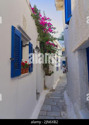 Vicoli villaggio greco isola durante l'estate Foto Stock