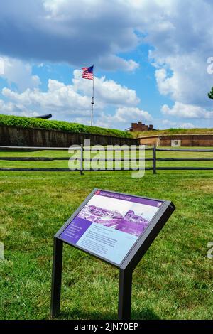 Baltimora, MD, USA – 2 agosto 2022: Il paesaggio al Fort McHenry National Monument e il santuario storico a Baltimora City include il forte, la bandiera e il to Foto Stock
