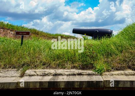 Baltimora, MD, USA – 2 agosto 2022: Cannoni al Fort McHenry National Monument e al Santuario storico di Baltimora City. Foto Stock