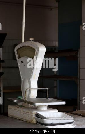 Vecchie bilance commerciali in una vecchia sala da pranzo abbandonata Foto Stock