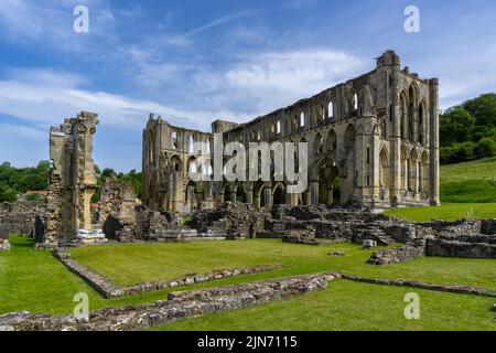 Rievaulx, Regno Unito - 17 giugno, 2022: Vista dello storico sito patrimonio inglese e dell'abbazia di Rievaulx nel North Yorkshire Foto Stock