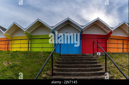 Scarborough, Regno Unito - 16 Giugno, 2022: Vista di colorati capanne in legno sulla spiaggia di Scarborough nel North Yorkshire Foto Stock