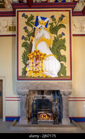 Stirling, Regno Unito - 20 Giugno, 2022: Camino restaurato con pittura unicorno in una delle camere da letto nel castello di Stirling Foto Stock