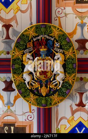 Stirling, Regno Unito - 20 giugno 2022: Particolare del sigillo reale e emblema con intricati lavori in legno e colore sul soffitto della Camera del Re i Foto Stock