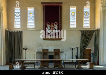 Stirling, Regno Unito - 20 Giugno, 2022: Veduta interna della Grande Sala al Castello di Stirling con i troni per il re e la regina Foto Stock