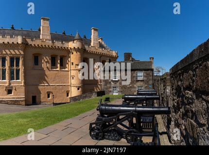 Stirling, Regno Unito - 20 Giugno, 2022: Vista del cortile del castello di Stirling con cannoni sui merli e la Grande Sala sullo sfondo Foto Stock