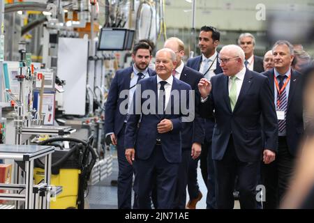 23 maggio 2022, Hessen, Allendorf (Eder): Il cancelliere tedesco OLAF Scholz (fronte SPD l) è tenuto in visita presso l'impianto di produzione da Martin Viessmann (r). Scholz ha imparato a conoscere le pompe di calore e le soluzioni per il clima verde di Viessmann. Foto: Nadine Weigel/dpa Foto Stock