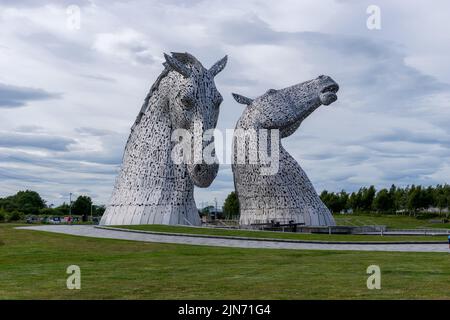 Falkirk, Regno Unito - 20 giugno 2022: I Kelpies di Falkirk sotto un cielo sovrasparato espressivo Foto Stock