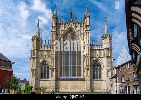 York, Regno Unito - 15 Giugno, 2022: La cattedrale gotica di York del 12th secolo sotto un cielo blu con piccole nuvole bianche Foto Stock