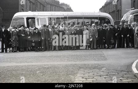 1950s, storico viaggio in pullman, attraverso lo Sheffield-Torquay Express, linea di passeggeri maschili e femminili per la strada a Sheffield, Inghilterra, Regno Unito, per una foto prima del viaggio verso sud fino alla località balneare di Torquay. È stato un viaggio di notte, con partenza il venerdì, arrivo a Torquay sabato mattina, ritorno a Sheffield, domenica. Un'avventura per la fascia d'età. Foto Stock