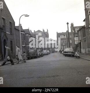 1960s, vista storica da questa era di Ruvigny Gardens, una strada al largo di Winchester Terrace a Putney, Londra sud-occidentale, Inghilterra. REGNO UNITO. I produttori di strumenti scientifici, Oassicaide per i sordi possono essere visti alla fine dei giardini di Ruvigny. Foto Stock