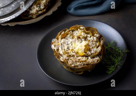 Carciofo fresco e delizioso, il miglior cibo turco. Nome turco; Zeytinyagli Enginar Dolmasi Foto Stock