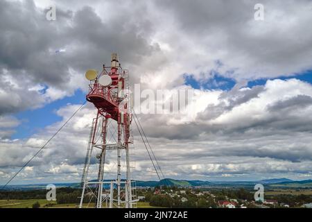 Vista aerea della torre del telefono cellulare per telecomunicazioni con antenne di comunicazione wireless per la trasmissione del segnale di rete Foto Stock