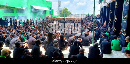 I musulmani osservano i lamenti musulmani sciiti che si flagellano durante una processione il decimo giorno di Muharram che segna il giorno di Ashura ad Ajmer, India, il 09 agosto 2022. Foto di ABACAPRESS.COM Foto Stock