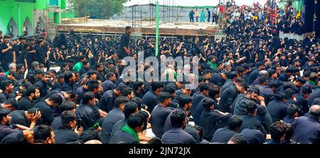 I musulmani osservano i lamenti musulmani sciiti che si flagellano durante una processione il decimo giorno di Muharram che segna il giorno di Ashura ad Ajmer, India, il 09 agosto 2022. Foto di ABACAPRESS.COM Foto Stock