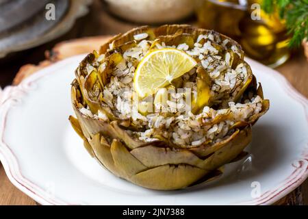 Carciofo fresco e delizioso, il miglior cibo turco. Nome turco; Zeytinyagli Enginar Dolmasi Foto Stock