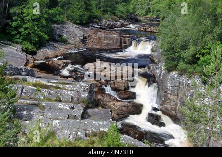 Una serie di piccole cascate sul fiume Black Water nelle Highlands scozzesi. Foto Stock