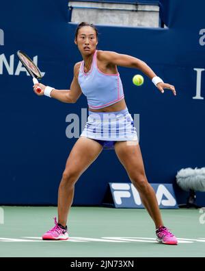 Toronto, Canada. Agosto 9, 2022. Il tennista cinese Qinwen Zheng completa al National Bank Open 2022 (Canadian Open) al Sobey's Stadium di Toronto. Christopher Child/EXimages Credit: EXImages/Alamy Live News Foto Stock