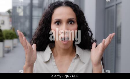 OH mio dio WOW femmina reazione viso primo piano. Stupito stupito stupito scioccato meraviglia caucasica donna ragazza alzando le mani in sorpresa incredibile notizia vittoria Foto Stock