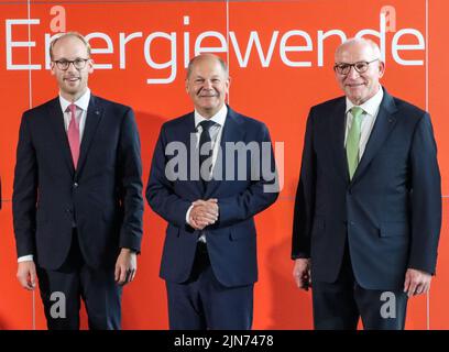 09 agosto 2022, Hessen, Allendorf (Eder): L'Amministratore Delegato Max Viessmann (l) e l'ex direttore della società Martin Viessmann accolgono il Cancelliere tedesco OLAF Scholz (SPD) durante la sua visita alla società, una società di tecnologia del riscaldamento. Scholz ha imparato a conoscere le pompe di calore e le soluzioni per il clima verde dell'azienda a conduzione familiare. Foto: Nadine Weigel/dpa Foto Stock
