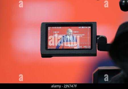 09 agosto 2022, Hessen, Allendorf (Eder): Il cancelliere tedesco OLAF Scholz (SPD) parla durante la sua visita a Viessman, un'azienda di tecnologia di riscaldamento. Scholz ha imparato a conoscere le pompe di calore e le soluzioni per il clima verde dell'azienda a conduzione familiare. Foto: Nadine Weigel/dpa Foto Stock