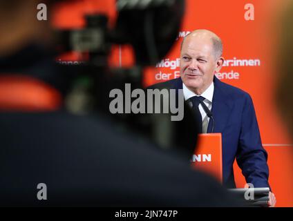 09 agosto 2022, Hessen, Allendorf (Eder): Il cancelliere tedesco OLAF Scholz (SPD) parla durante la sua visita a Viessman, un'azienda di tecnologia di riscaldamento. Scholz ha imparato a conoscere le pompe di calore e le soluzioni per il clima verde dell'azienda a conduzione familiare. Foto: Nadine Weigel/dpa Foto Stock