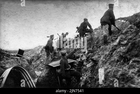 FRONTE OCCIDENTALE, FRANCIA - circa 1916 - fanteria dell'esercito tedesco getta granate su una trincea (probabilmente come parte di un esercizio) durante i combattimenti sul Wester Foto Stock