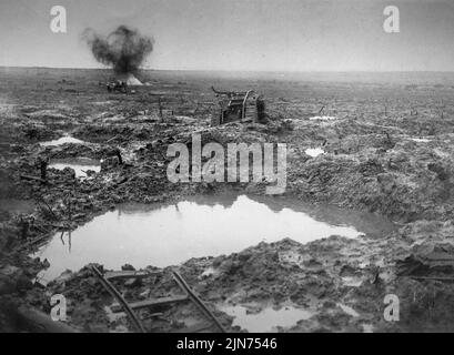 FRONTE OCCIDENTALE, FRANCIA - circa 1917 - No terra dell'uomo...Un carro armato dell'esercito britannico distrutto in terra dell'uomo sul fronte occidentale durante la prima guerra mondiale nella ba Foto Stock