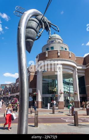 Scultura WASP all'ingresso del centro commerciale atria Watford, Watford High Street, Watford, Hertfordshire, Inghilterra, Regno Unito Foto Stock