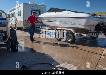 Evanston, Wyoming - un dipendente del Wyoming Game & Fish Department ispeziona e decontamina l'imbarcazione in una stazione di ispezione obbligatoria lungo la t Foto Stock