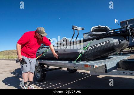 Evanston, Wyoming - un dipendente del Wyoming Game & Fish Department ispeziona l'imbarcazione in una stazione di ispezione obbligatoria lungo il confine con lo Utah. Il Foto Stock