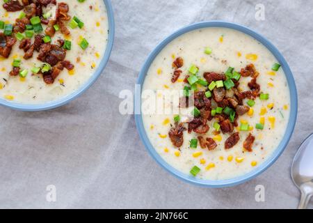 Zuppa di mais fatta in casa con bacon in ciotole, vista dall'alto. Disposizione piatta, sovratesta, dall'alto. Foto Stock