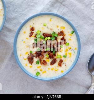 Zuppa di mais fatta in casa con bacon in ciotole, vista dall'alto. Disposizione piatta, sovratesta, dall'alto. Foto Stock