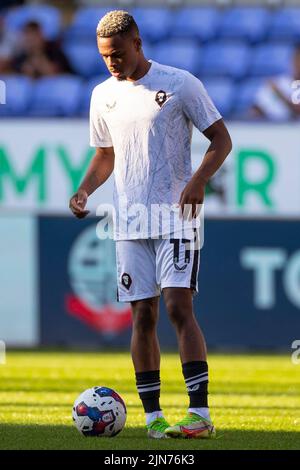 Bolton, Regno Unito. 9th Agosto 2022. Elliot Simões di Salford City si riscalda durante la partita di Carabao Cup tra Bolton Wanderers e Salford City all'Università di Bolton Stadium, Bolton martedì 9th agosto 2022. (Credit: Mike Morese | MI News) durante la partita della Carabao Cup tra Bolton Wanderers e Salford City all'Università di Bolton Stadium, Bolton martedì 9th agosto 2022. (Credit: Mike Morese | MI News) Credit: MI News & Sport /Alamy Live News Foto Stock