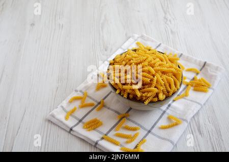 Tortata di girandole secche non cotte in una ciotola, vista laterale. Spazio di copia. Foto Stock