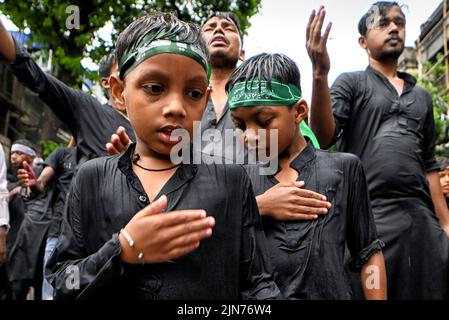 Kolkata, India. 09th ago 2022. I bambini musulmani sciiti hanno battuto i loro casseri durante la processione Muharram di Kolkata. Muharram è il primo mese del calendario islamico & Ashura è il decimo giorno del mese di Muharram in cui si fa la commemorazione del martirio di Imam Hussain, nipote del profeta Muhammad (PBUH), durante la battaglia di Karbala. Fa parte del lutto per i musulmani sciiti e di una giornata di digiuno per i musulmani sunniti che si osserva in tutto il mondo. (Foto di Avishek Das/SOPA Images/Sipa USA) Credit: Sipa USA/Alamy Live News Foto Stock