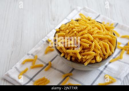 Tortata di girandole secche non cotte in una ciotola, vista ad angolo basso. Spazio di copia. Foto Stock